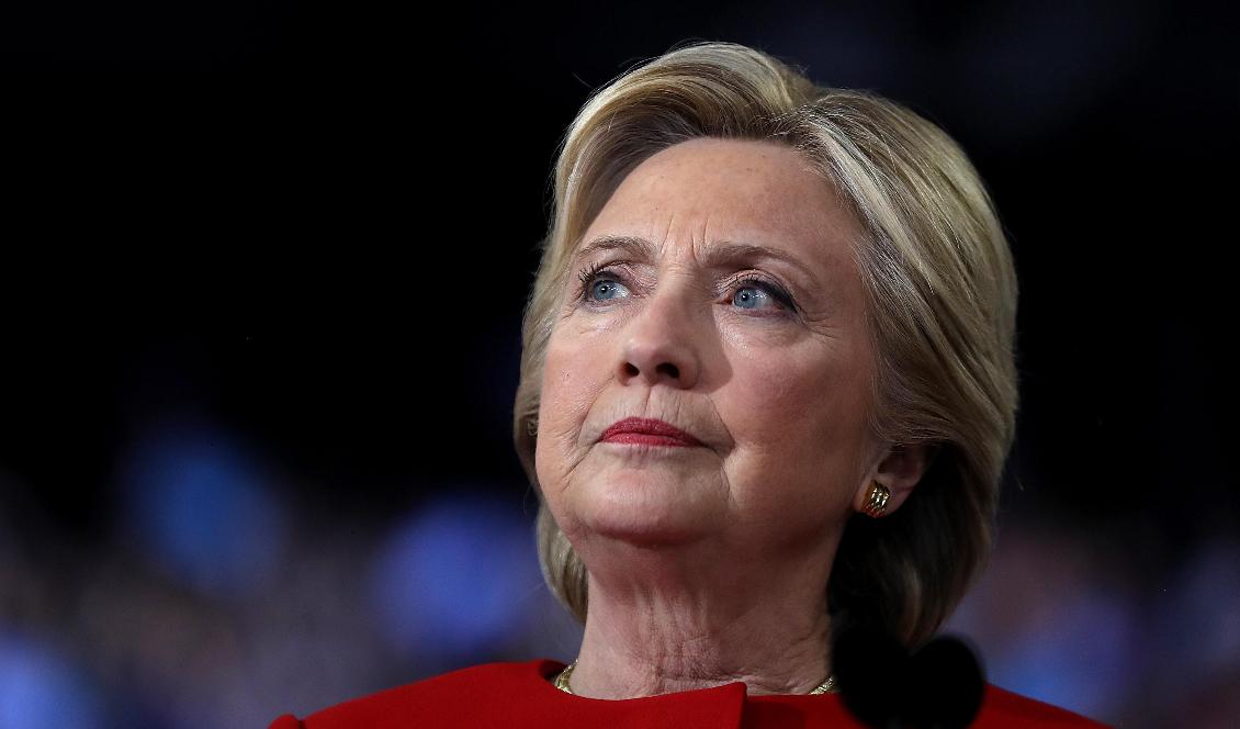 Hillary Clinton talar under en kampanj i North Carolina State University den 8 november 2016. Foto: Justin Sullivan/Getty Images
