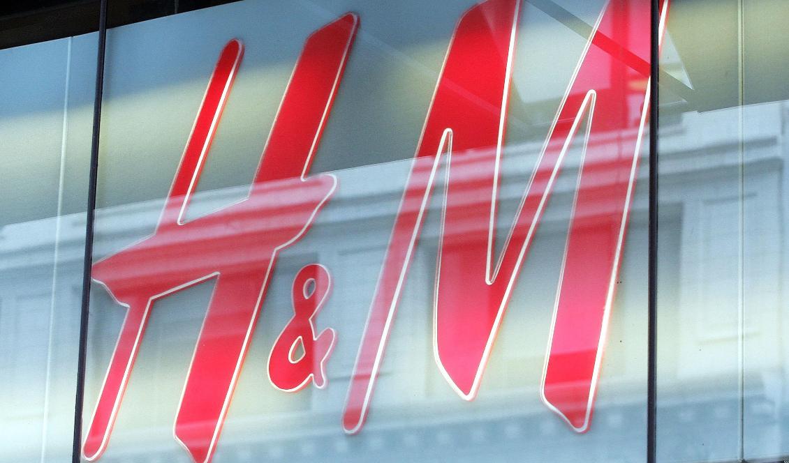 H&M:s logga syns i ett fönster i Chicago i USA den 1 april 2005. Foto: Tim Boyle/Getty Images