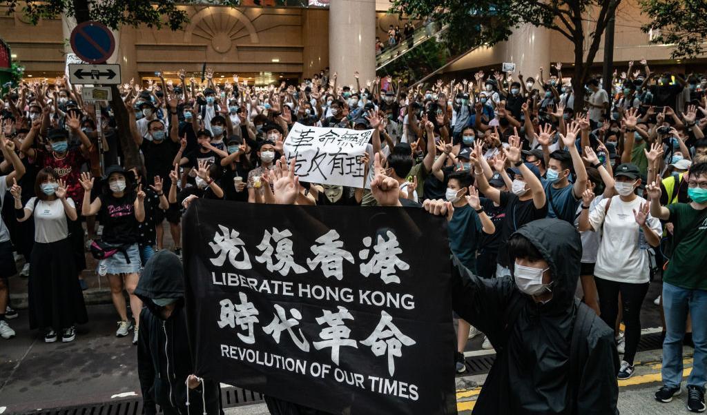 


Demonstranter deltar i en protest mot den nya nationella säkerhetslagen den 1 juli 2020. Foto: Anthony Kwan/Getty Images                                                                                                                                    