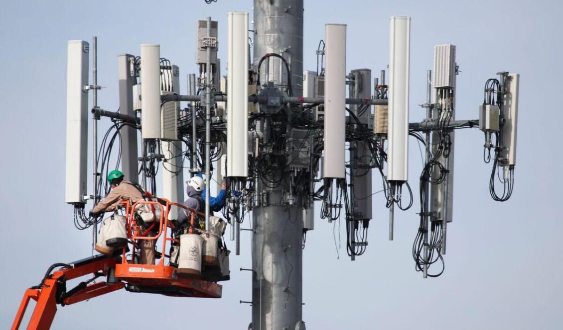 



Telekomingenjörer på en mobilmast uppdaterar den för att hantera det nya 5G-nätverket i Orem, Utah, USA, den 10 december 2019. Foto: George Frey/AFP via Getty Images                                                                                                                                                                                 