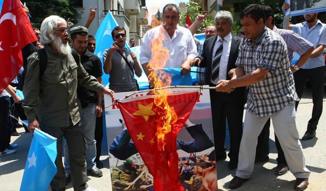 

Uigurer i Turkiet bränner en kinesisk flagga vid en demonstration utanför den kinesiska ambassaden i Ankara, den 5 juli 2012. Foto: Adem Altan/AFP/Getty Images                                                                                        