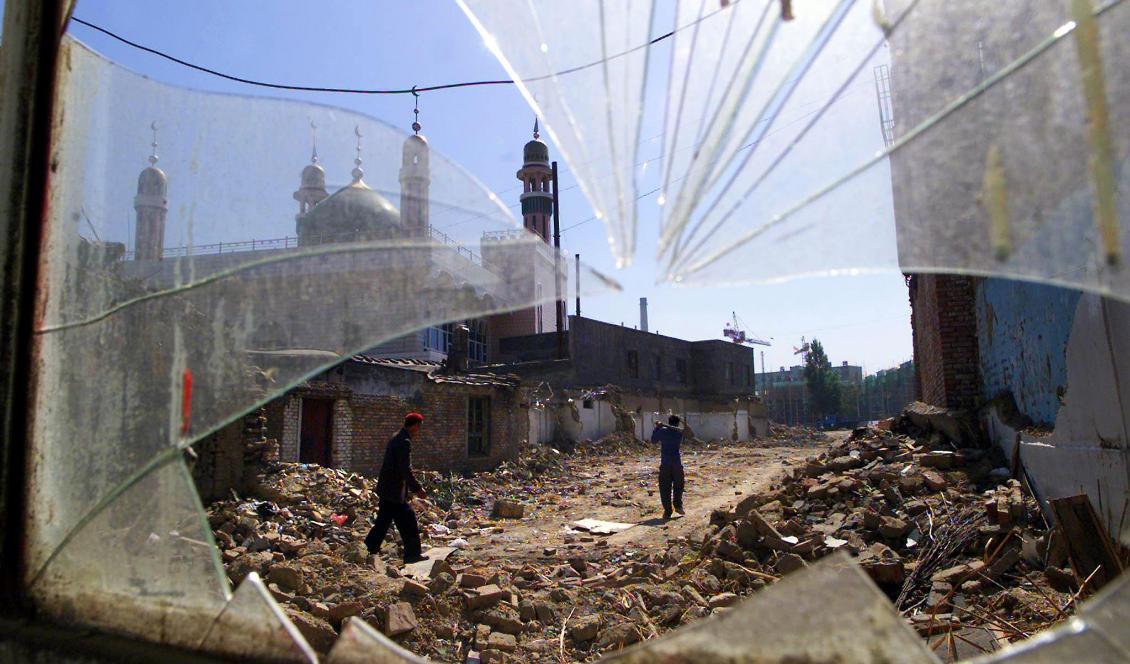 

En byggnad har förstörts intill en moské i Urumqi, Xinjiang, Kina, den 14 augusti 2020. Foto: Stephen Shaver/AFP via Getty Images                                                                                        