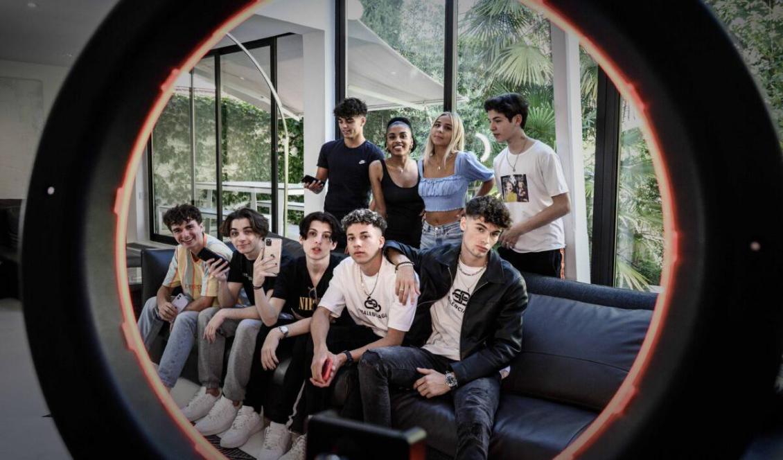 Unga människor växer upp i en värld som uppmuntrar dem att vara själviska och hedonistiska. Foto: Philippe Lopez/AFP via Getty Images