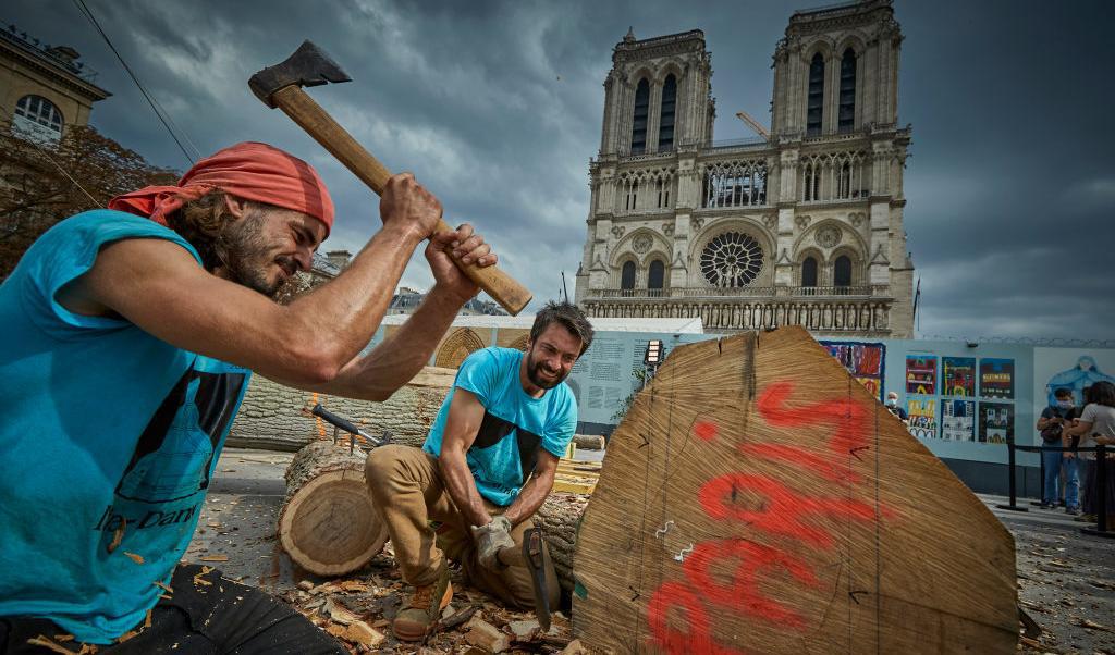 Medlemmar i Charpentiers sans Frontièrs (Snickare utan gränser) framför Notre Dame i Paris använder traditionella metoder  när de rekonstruerar en träram som förstördes i branden, 19 september 2020 under European Heritage Days. Foto: Kiran Ridley/Getty Images