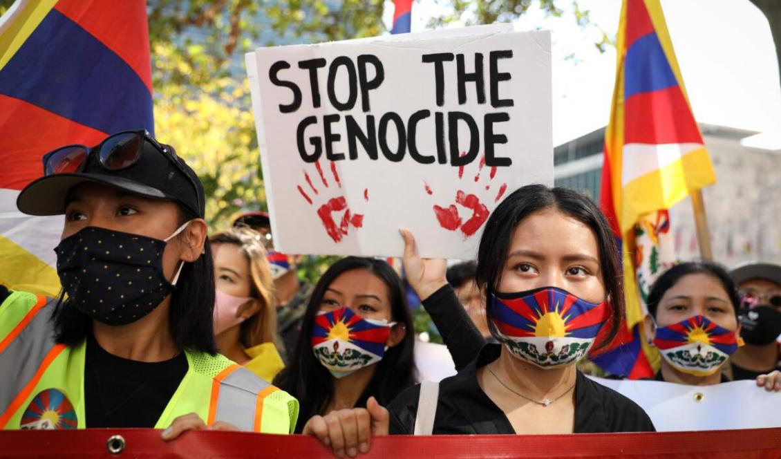 Tibetaner, uigurer, kazaker, människor från Hongkong, mongoler, taiwaneser, och kinesiska demokrati-aktivister samlas för att uppmana regeringar att stå upp mot det kinesiska kommunistpartiets förtryck mot frihet, demokrati och mänskliga rättigheter, framför FN:s högkvarter i New York den 1 oktober 2020. Foto: Samira Bouaou/Epoch Times