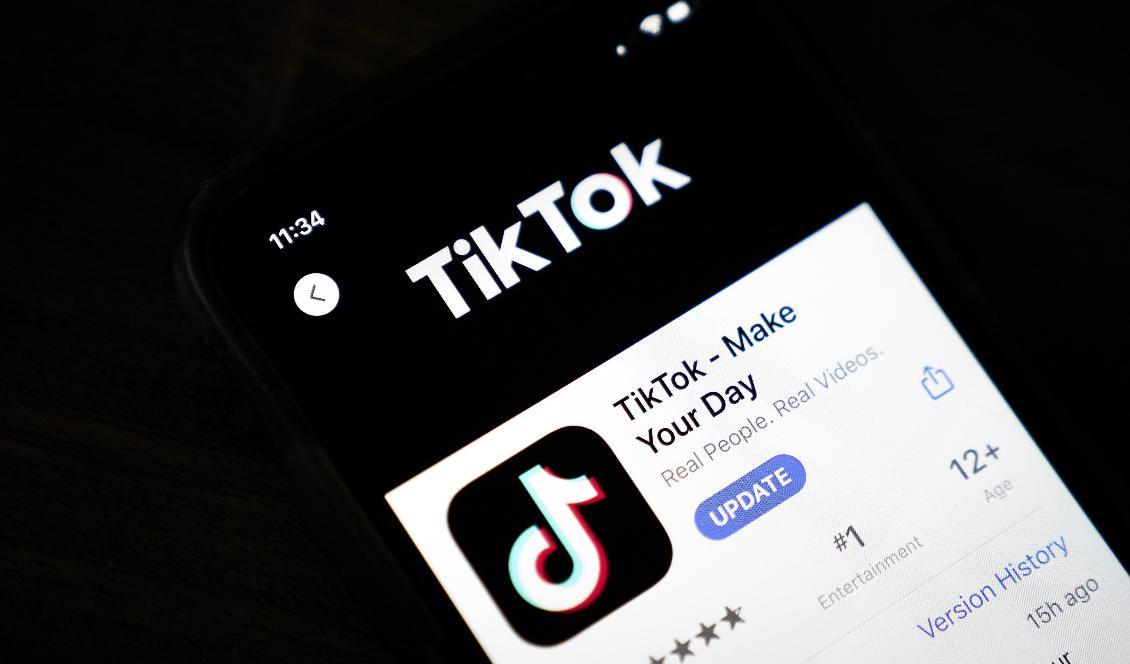 

En sida där man kan ladda ner en Tiktok-app syns på en Iphone-telefon. Foto: Drew Angerer/Getty Images                                                                                        