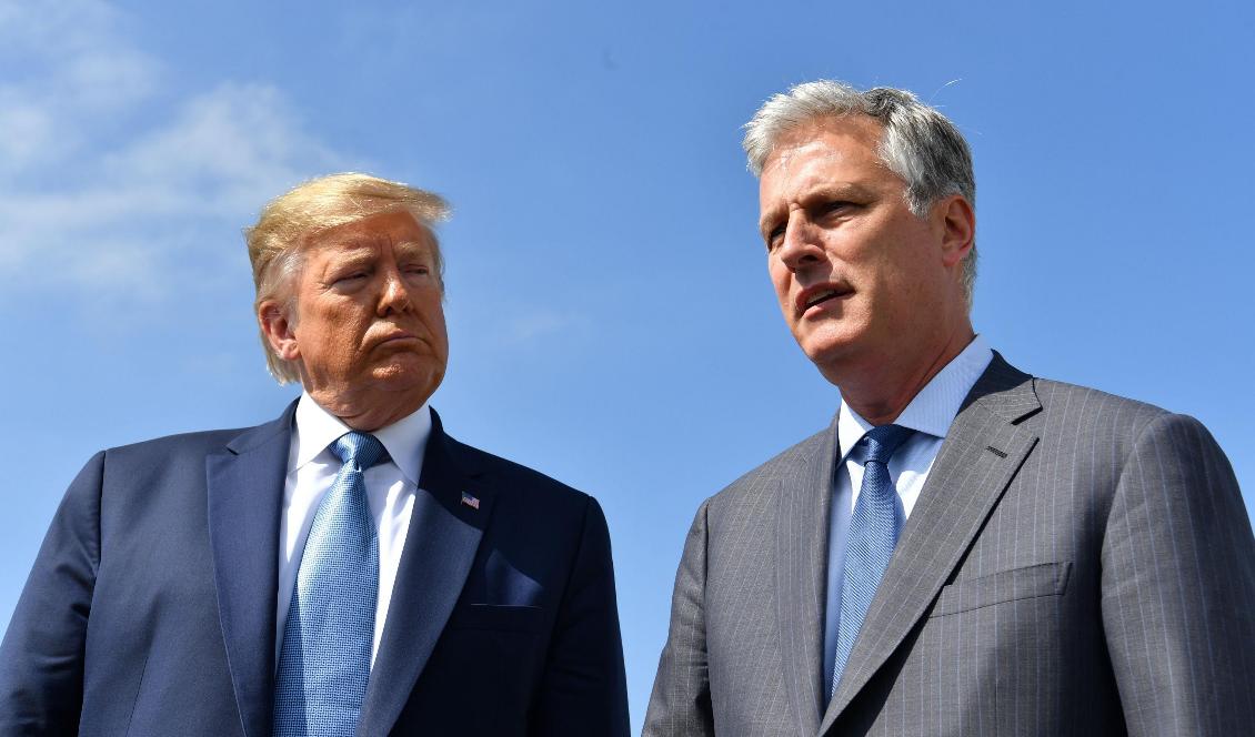 USA:s president Donald Trump tillsammans med hans säkerhetsrådgivare Robert O’Brien vid Los Angeles internationella flygplats den 18 september 2019. Foto: Nicholas Kamm/AFP via Getty Images