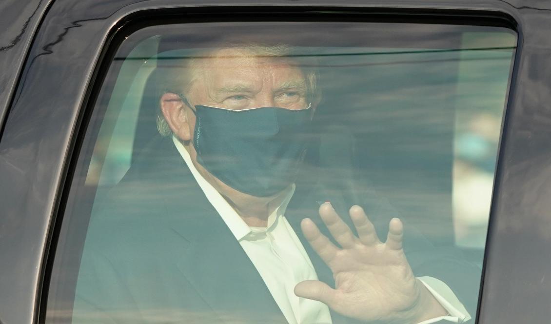 



USA:s president, Donald Trump, sitter i en bil som kör förbi supportrar utanför militärsjukhuset Walter Reed den 4 oktober 2020. Foto: Alex Edelman/AFP via Getty Images                                                                                                                                                                                
