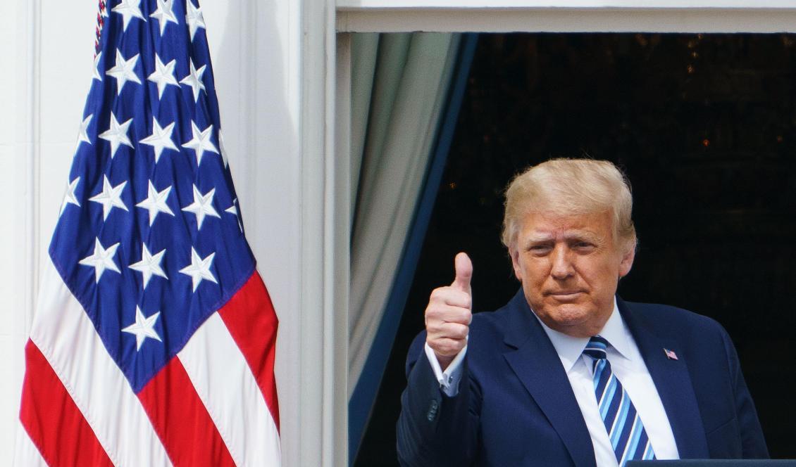 

USA:s president Donald Trump gör tummen upp för supportrar vid Vita huset i Washington D.C. den 10 oktober 2020. Foto: Mandel Ngan/AFP via Getty Images                                                                                        