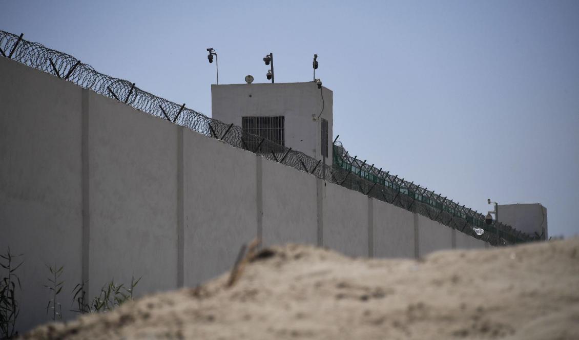 







Muren går runt vad man tror är ett omskolningsläger där mestadels muslimska minoriteter hålls, utanför Hotan, Xinjiang, den 31 maj 2019. Foto: Greg Baker/AFP via Getty Images                                                                                                                                                                                                                                                                                                                                                                