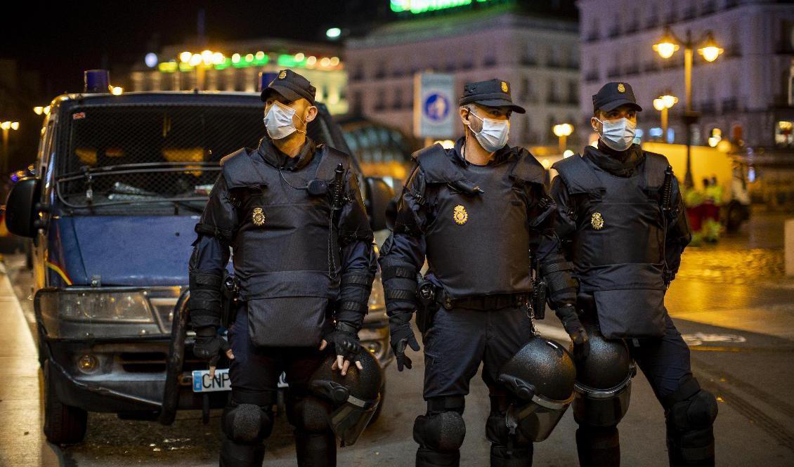 Polisen i Madrid grep på lördagskvällen ett 30-tal demonstranter som protesterade mot restriktionerna. Foto: Manu Fernandez/AP/TT