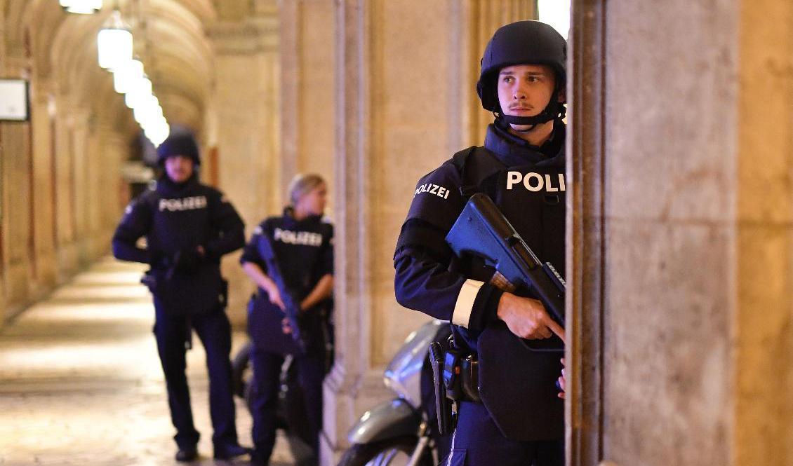 

Polis i närheten av operan i centrala Wien. Foto: Joe Klamar/AFP/TT                                                                                        