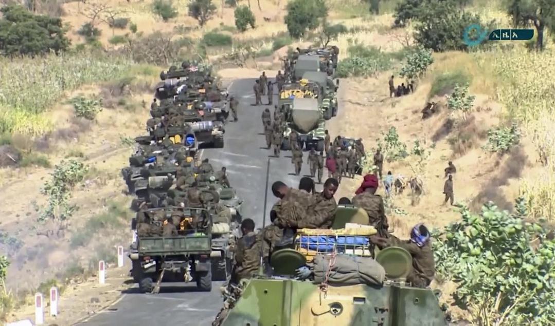 
Denna bild, som distribuerats av Etiopiens statliga nyhetsbyrå, visar federala styrkor som förflyttar sig vid gränsen mellan regionerna Amhara och Tigray tidigare i veckan. Foto: Ethiopian news agency/AP/TT                                            