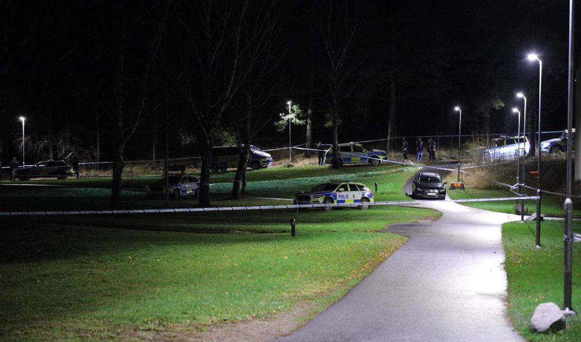 Polisens tekniker i arbete sedan en person har skjutits till döds i Kungsängen nordväst om Stockholm sent på lördagskvällen. Foto: Dennis Glennklev/TT