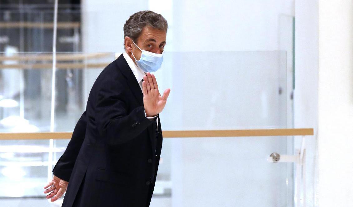 Frankrikes expresident Nicolas Sarkozy lämnar rättssalen i Paris på måndagen sedan rättegången skjutits upp. Foto: Michel Euler/AP/TT