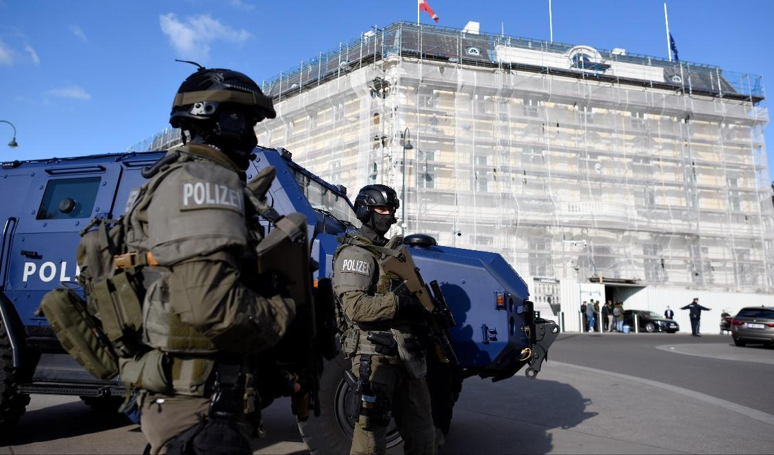 
Österrikisk polis i Wien den 5 november 2020. Den 2 november 2020 sköt en 20-årig man med albanskt ursprung ihjäl fyra personer och skadade ett 20-tal. Foto: Thomas Kronsteiner/Getty Images                                            