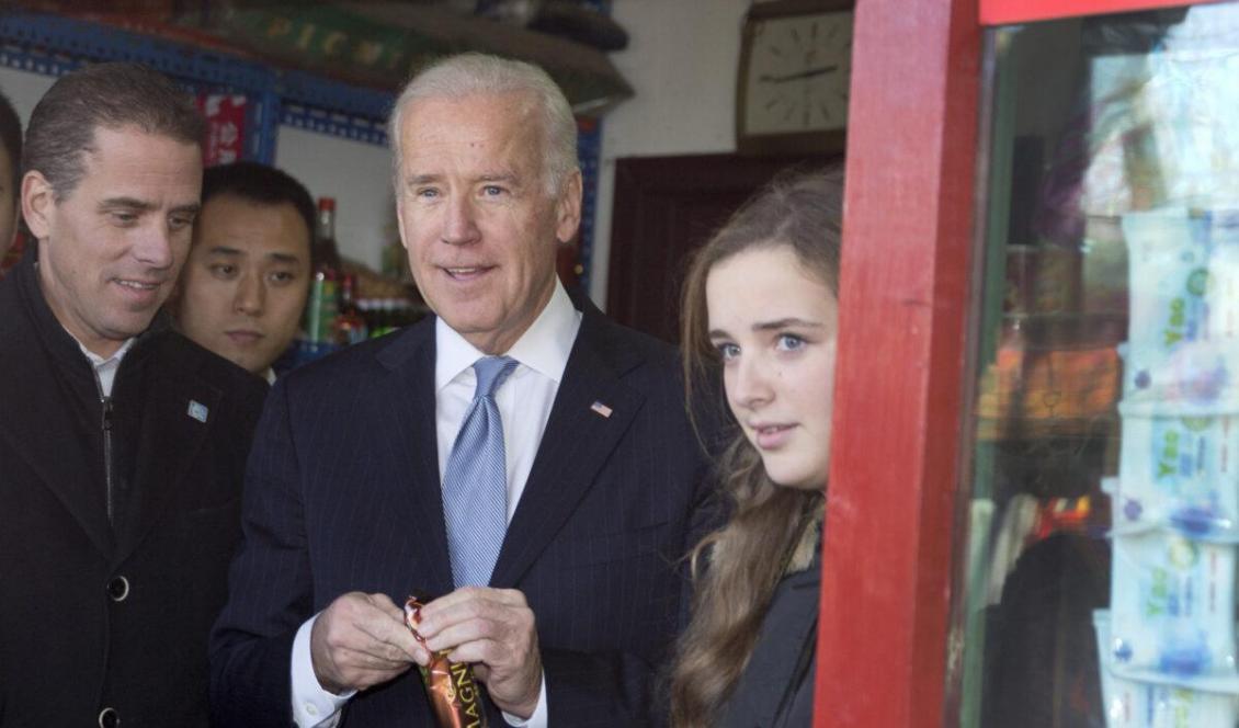 




Dåvarande vice president Joe Biden på besöket i Pekings hutonger tillsammans med sin son Hunter Biden, och barnbarn Finnegan Biden, den 5 december 2013. Foto: Andy Wong-Pool/Getty Images                                                                                                                                                                                                                             