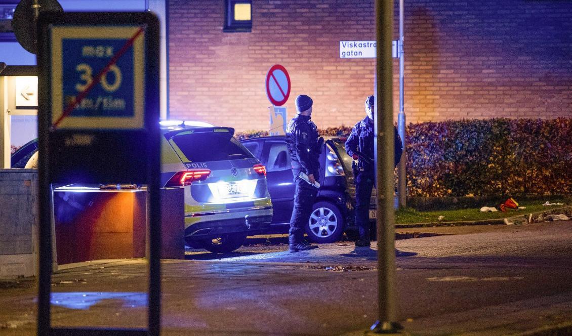 En man har blivit skjuten på en trottoar vid högskolan i Borås. Foto: Johan Valkonen/TT