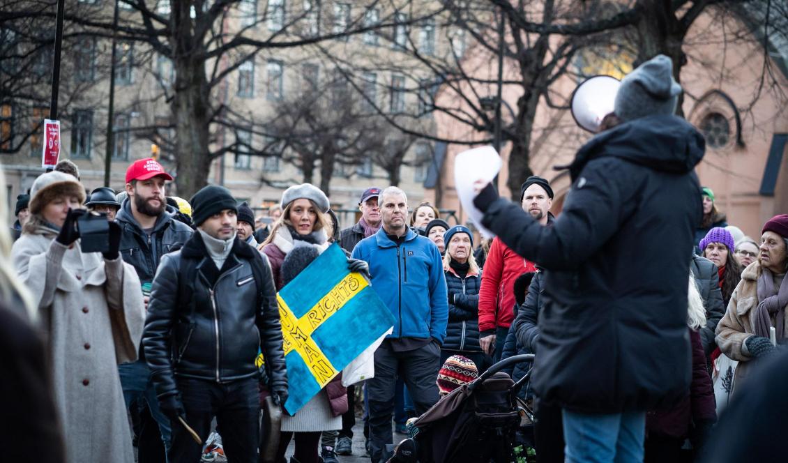 Omkring 150 personer samlades på Mariatorget i Stockholm för att protestera mot de nya restriktionerna gällande covid-19, den 22 november 2020. Foto: Sofia Drevemo/Epoch Times
