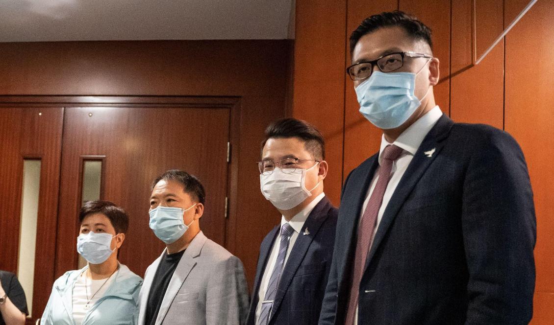 

Prodemokratiska parlamentsledamöterna Helena Wong, Wu Chi-wai, Andrew Wan Siu-kin och Lam Cheuk-ting avgår från Hongkongs lagstiftande församling, den 12 november 2020. Foto: Anthony Kwan/Getty Images                                                                                        