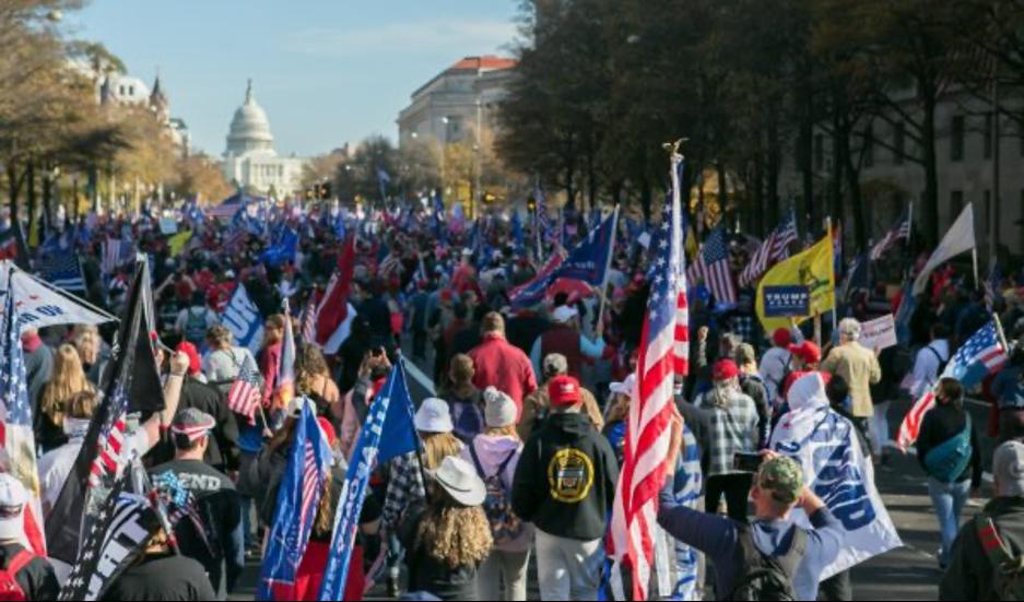 Trumpanhängare deltar i marschen ”Stop the Steal” mellan Freedom Plaza och Högsta domstolen i Washington D.C. den 14 november 2020. Foto: Lisa Fan/Epoch Times