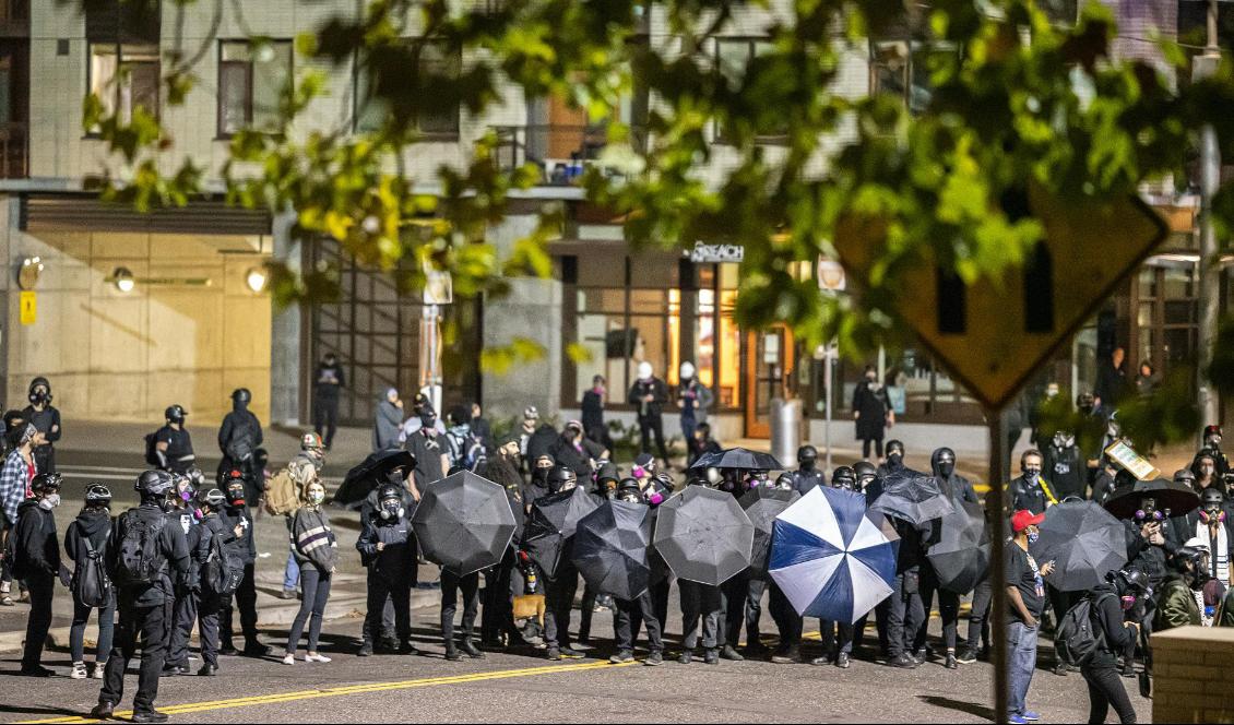 Demonstranter marscherar i Portland, Oregon, i USA den 6 oktober. Foto: Nathan Howard/Getty Images