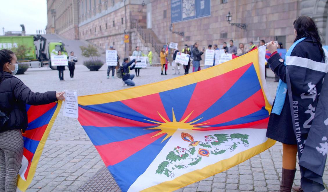 














Tibets flagga vid en protestaktivitet mot den kinesiska regimens förtryck i Kina, på Mynttorget, Stockholm, den 1 oktober 2020. Foto: NTD                                                                                                                                                                                                                                                                                                                                                                                                                                                                                                                                                                                                                                                                                    