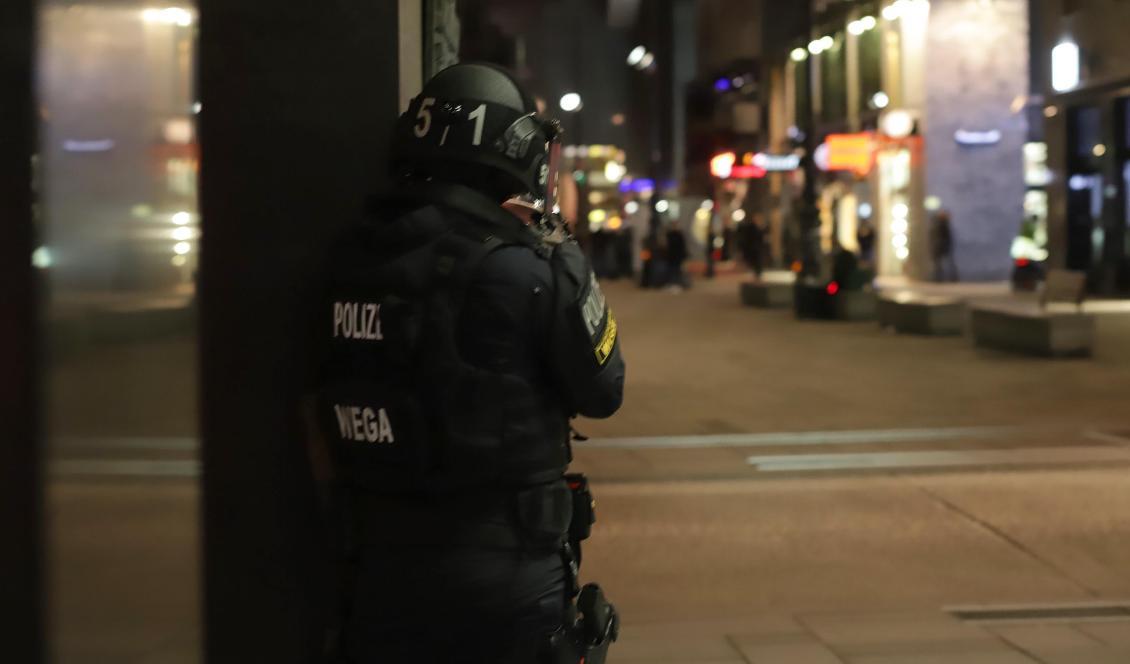 

En österrikisk polis i Wien den 2 september 2020 efter att en skjutning vid en synagoga. Foto: Alex Halada/AFP via Getty Images                                                                                        