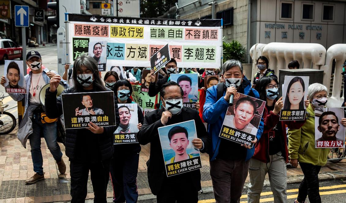 Prodemokratiska demonstranter från HK Alliance håller upp plakat av frihetsberövade människorättsaktivister samtidigt som de marscherar mot det kinesiska sambandskontoret i Hongkong den 19 februari 2020. Foto: Isaac Lawrence/AFP via Getty Images