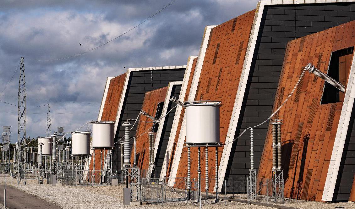 Den södra delen av Sydvästlänken mellan Hallsberg och Hörby är en 25 mil lång likströmsförbindelse. Den skulle tas i drift 2015, men enligt det senaste beskedet sker det inte förrän i slutet av mars nästa år. Arkivbild. Foto: Johan Nilsson/TT