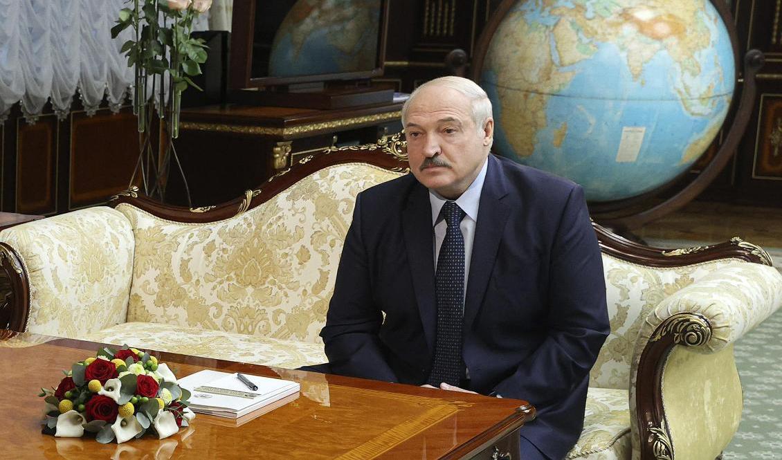 Belarus president Aleksandr Lukasjenko under ett samtal med Rysslands utrikesminister Sergej Lavrov i Minsk i torsdags. Foto: Nikolaj Petrov/AP/TT