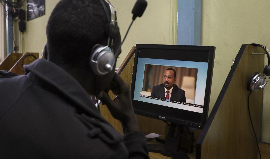 En etiopier tittar på premiärminister Abiy Ahmed på nätet tidigare i veckan. Foto: Samuel Habtab/AP/TT