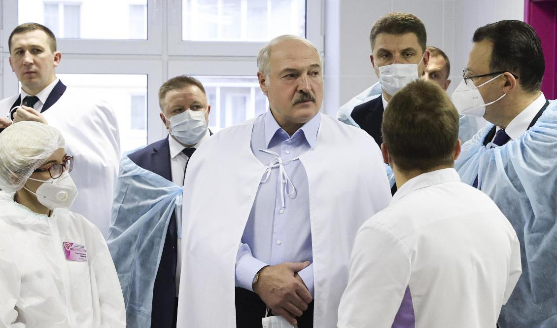 
Gatuprotesterna fortsätter mot Belarus auktoritäre ledare Aleksandr Lukasjenko. Här syns han under ett besök i veckan på en blodtransfusionscentral i Minsk. Foto: Maxim Guchek/AP/TT                                            