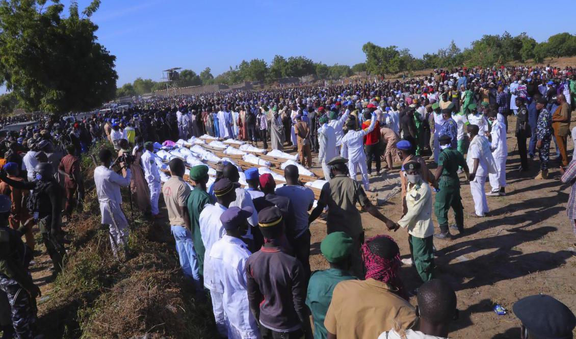 
Massbegravning av flera av offren för den misstänkta jihadistattack som ägde rum i Borno på lördagen. Enligt FN:s koordinator för humanitära frågor i Nigeria dödades minst 120 människor i attacken. Foto: Jossy Ola/AP/TT                                            