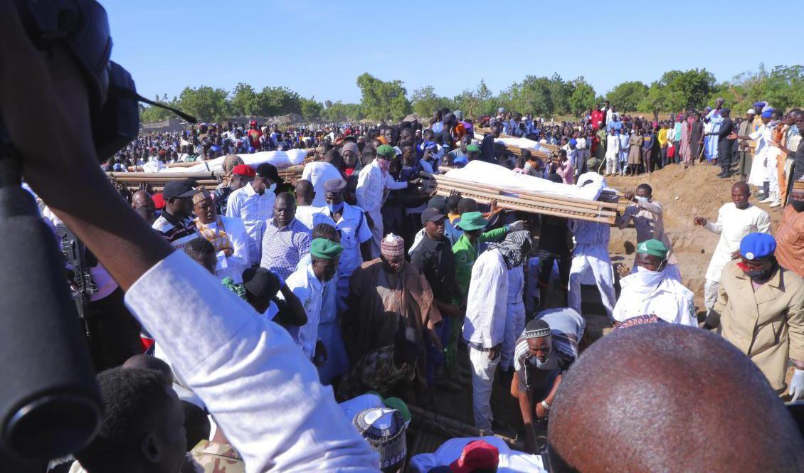 
I söndags begravdes flera av offren för helgens brutala jihadistattack i nordöstra Nigeria. Foto: Jossy Ola/AP/TT                                            