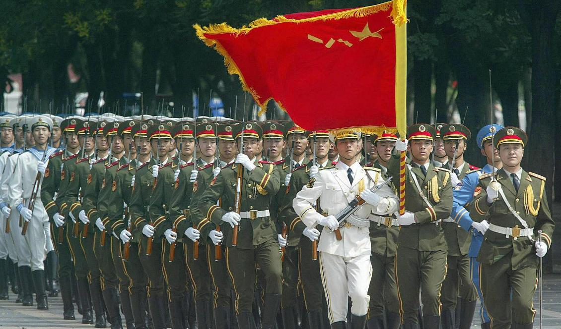 



Folkets befrielsearmé i Peking. De 31 kinesiska företagen som nu stoppas från amerikanska
investeringar är samtliga ”ägda eller kontrollerade” av kinesiska militären.
Foto: Getty Images/Fredric J Brown                                                                                                                                                                                