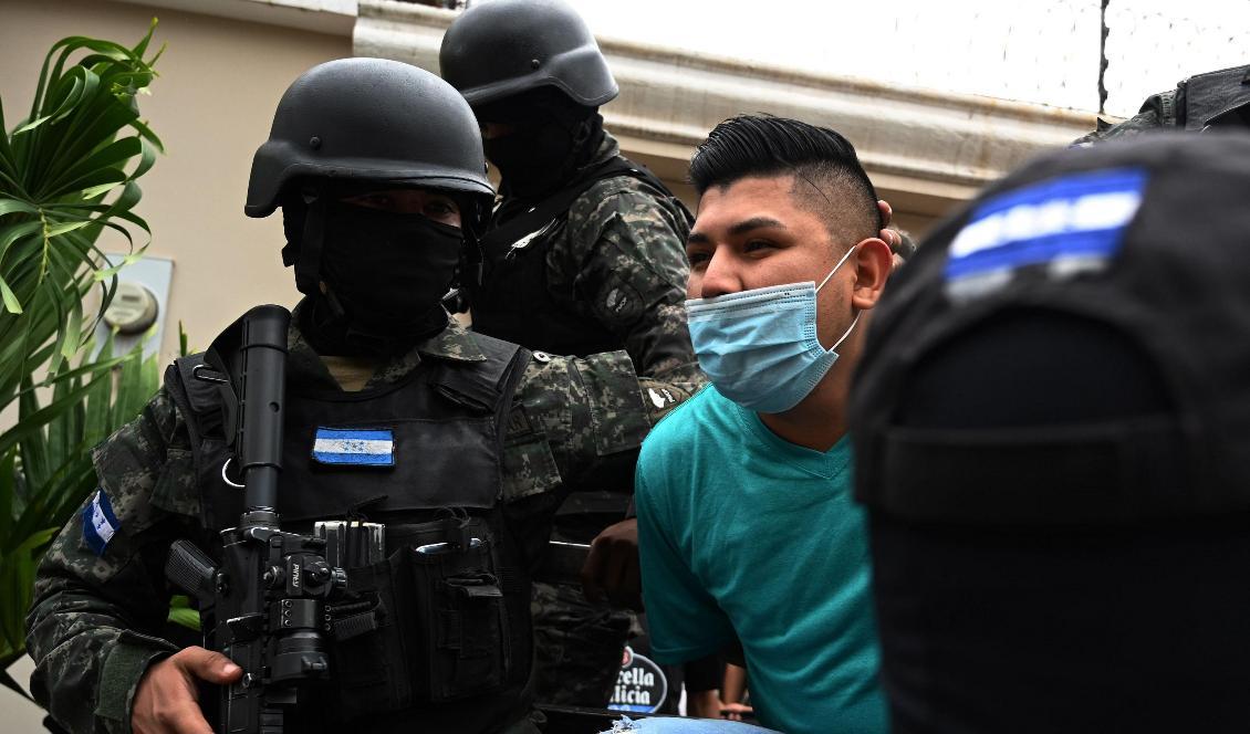 

En insatsstyrka i Honduras griper en gängmedlem, som påstås tillhöra det ökända kriminella nätverket MS-13, den 26 november 2020. Foto: Orlando Sierra/AFP via Getty Images                                                                                        