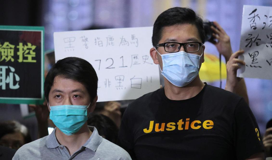 Demokratiförespråkarna Ted Hui (till vänster) och Lam Cheuk-Ting sedan de släppt mot borgen i Hongkong i augusti. De misstänks för brott med anknytning till regimkritisk verksamhet. Arkivbild. Foto: Kin Cheung/AP/TT