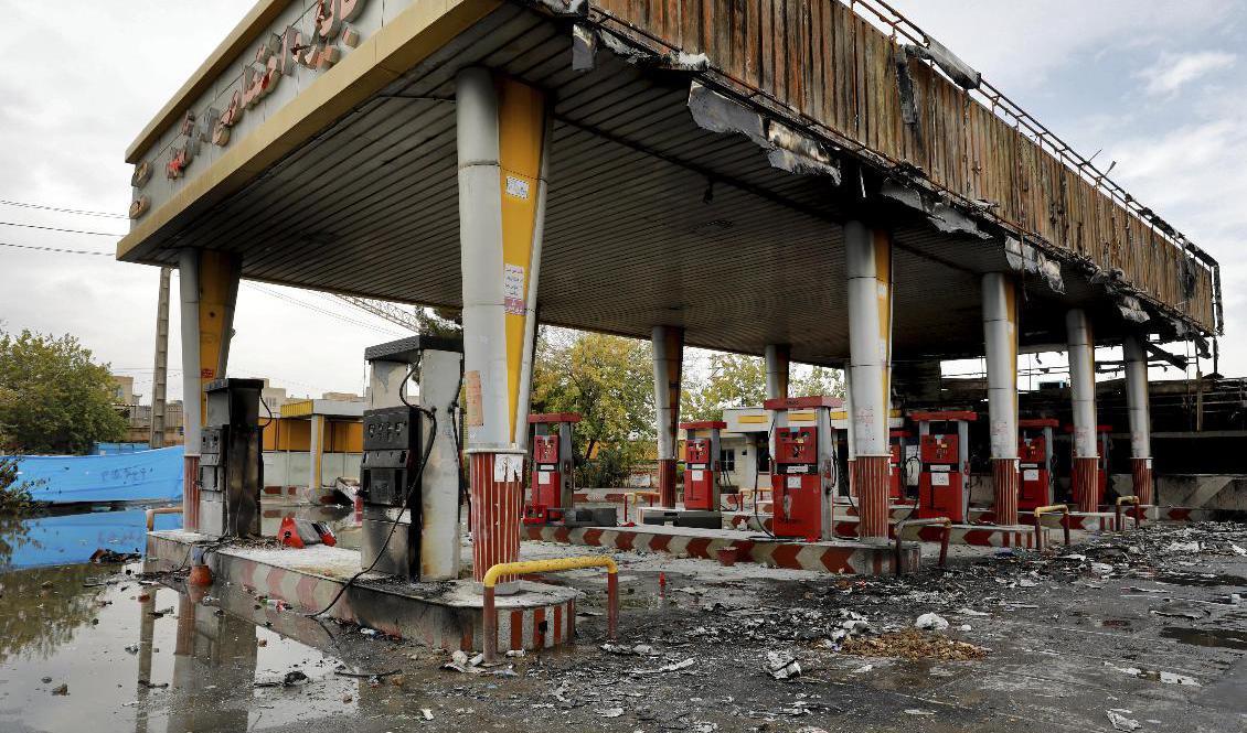 En bensinstation i Teheran vandaliserades i de våldsamma protesterna i Iran i november förra året. Arkivbild. Foto: Ebrahim Noroozi/AP/TT