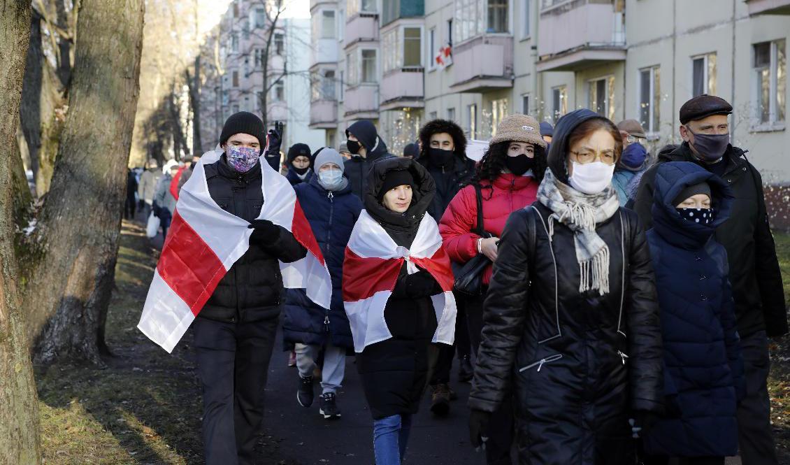 Demonstranter i Belarus huvudstad Minsk på söndagen. Foto: AP/TT
