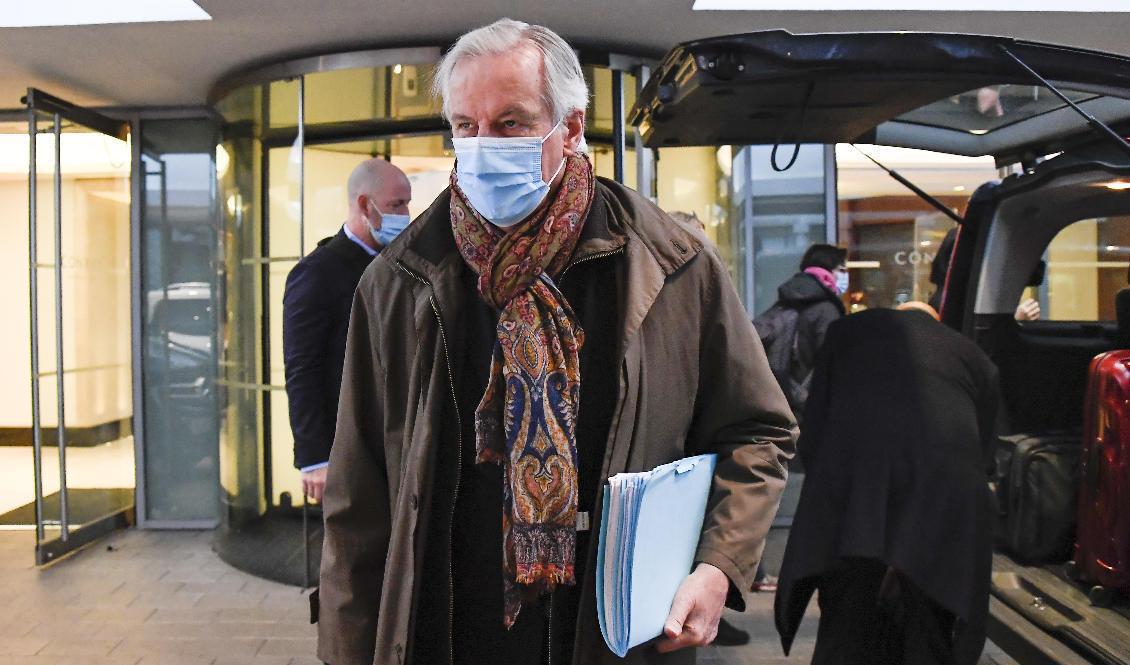 EU:s chefsförhandlare Michel Barnier lämnar hotellet i London på lördagen. På söndagen tar han emot sin brittiske kollega David Frost i Bryssel när samtalet återupptas. Foto: Alberto Pezzali/AP/TT