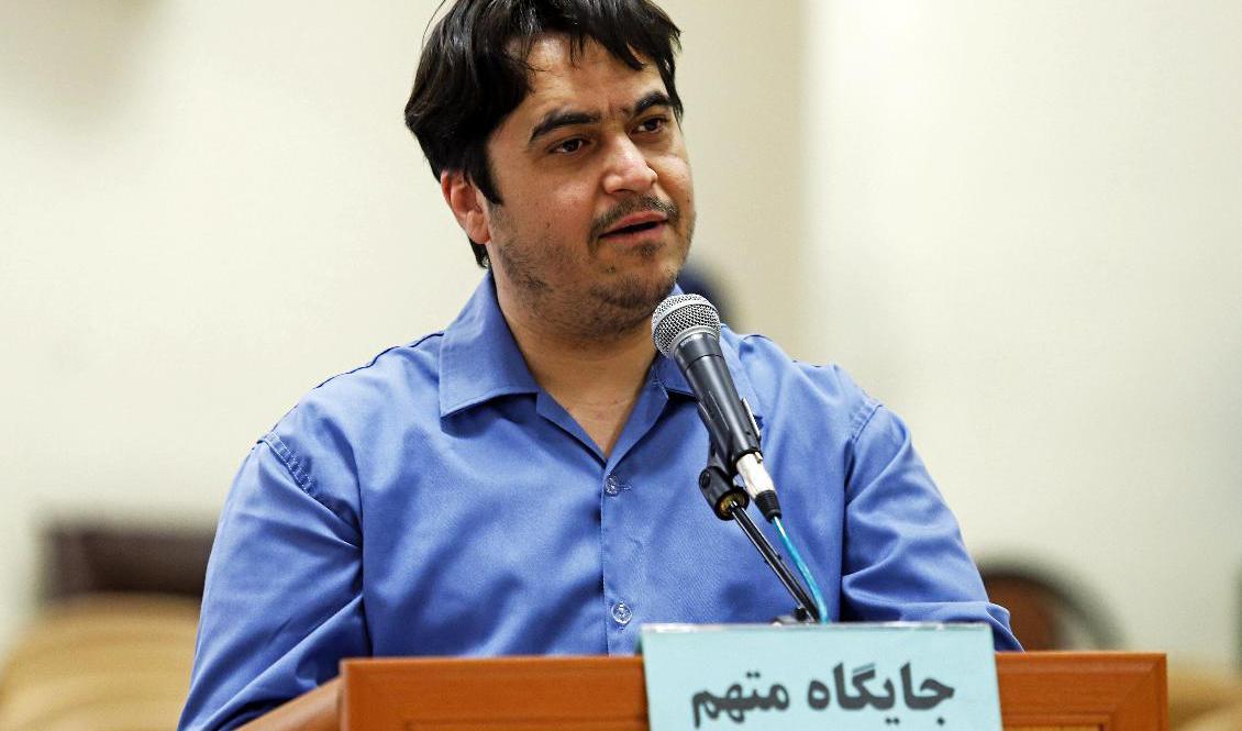 Journalisten och aktivisten Ruhollah Zam under rättegången mot honom i juni i år. Foto: Ali Shirband/AP/TT