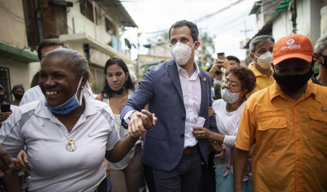Oppositionsledaren Juan Guaidó med anhängare i ett kvarter i Venezuelas huvudstad Caracas tidigare i veckan. Foto: Ariana Cubillos/AP/TT