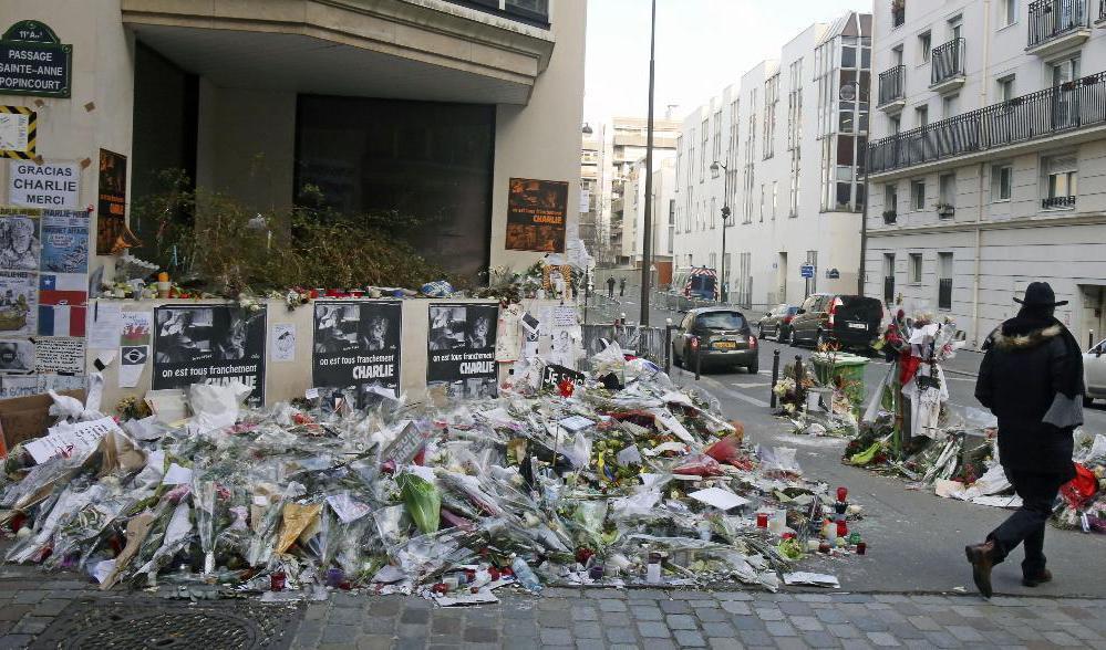 Blommor utanför tidningen Charlie Hebdos redaktion i Paris månaden efter dådet. Arkivbild. Foto: Remy de la Mauviniere/AP/TT