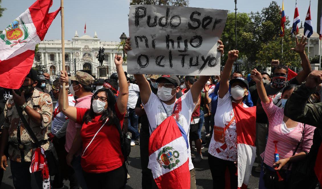 Peruaner demonstrerar för demokrati och mot korruption utanför kongressen i huvudstaden Lima den 16 november. Foto: Rodrigo Abd/AP/TT