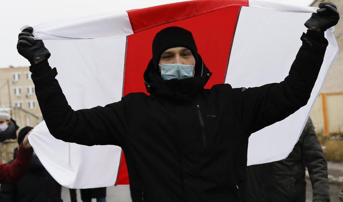 En demonstrant i Belarus huvudstad Minsk under förra söndagens protester. Foto: AP/TT