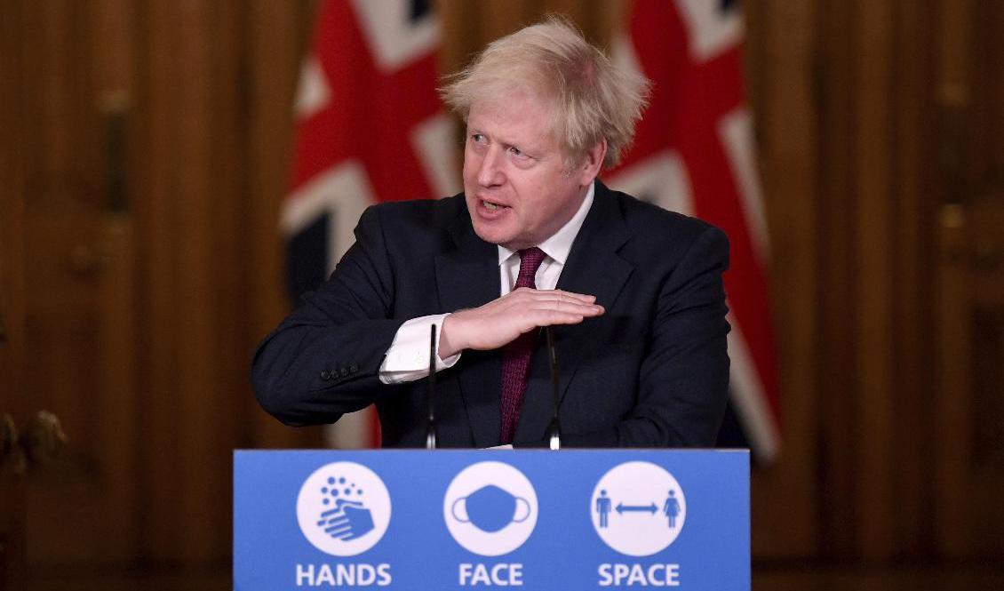 Storbritanniens premiärminister Boris Johnson på presskonferensen i helgen när han presenterar nya tuffare restriktioner på grund av att en snabbspridande variant av covid-viruset fått fäste i landet. Foto: Toby Melville/AP/TT