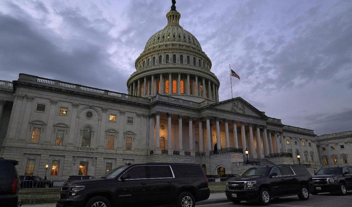 
Kapitolium i USA:s huvudstad Washington där kongressen håller till. Under måndagskvällen, lokal tid, röstade representanthuset ja till ett virusstödpaket värt 900 miljarder dollar. Foto: Jacquelyn Martin/AP/TT                                            