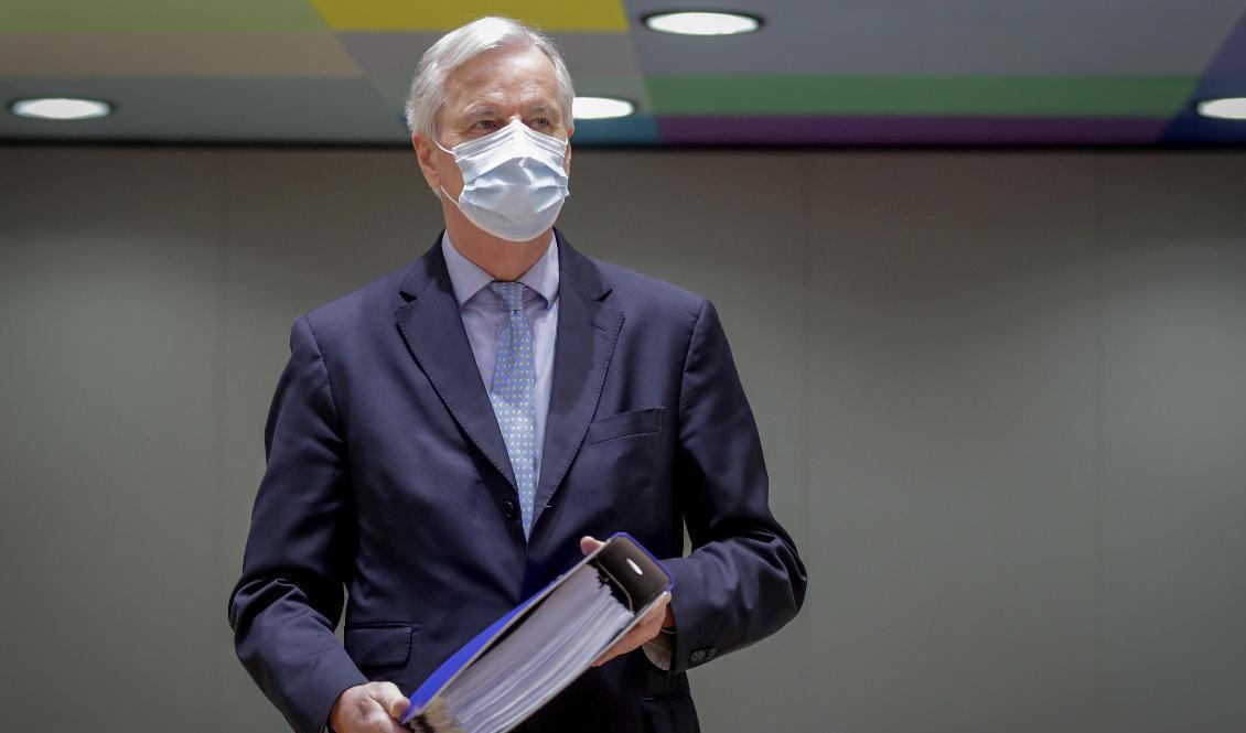 EU:s chefsförhandlare Michel Barnier med brexitavtalet som nu offentliggjorts. Arkivbild Foto: Olivier Hoslet/AP/TT