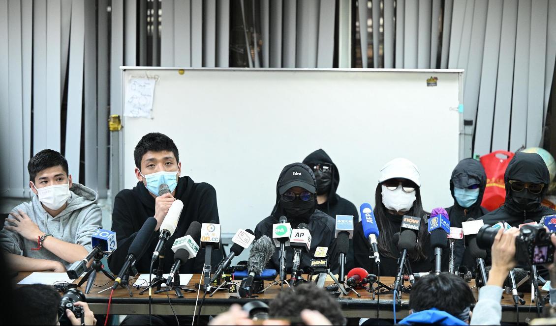
Anhöriga till de 12 Hongkong-aktivister som försökte fly till Taiwan i slutet av augusti håller en presskonferens den 28 december 2020. Foto: Peter Parks/AFP via Getty Images                                            